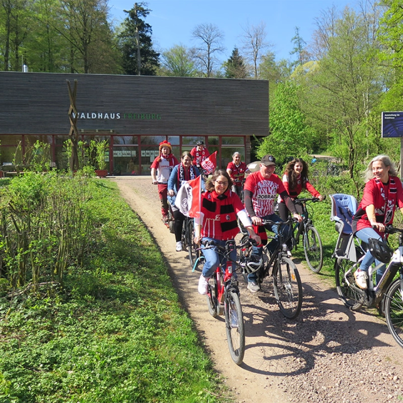 SC-Fans des Waldhaus Freiburg auf dem Fahrrad SC-Fans des Waldhaus Freiburg auf dem Fahrrad