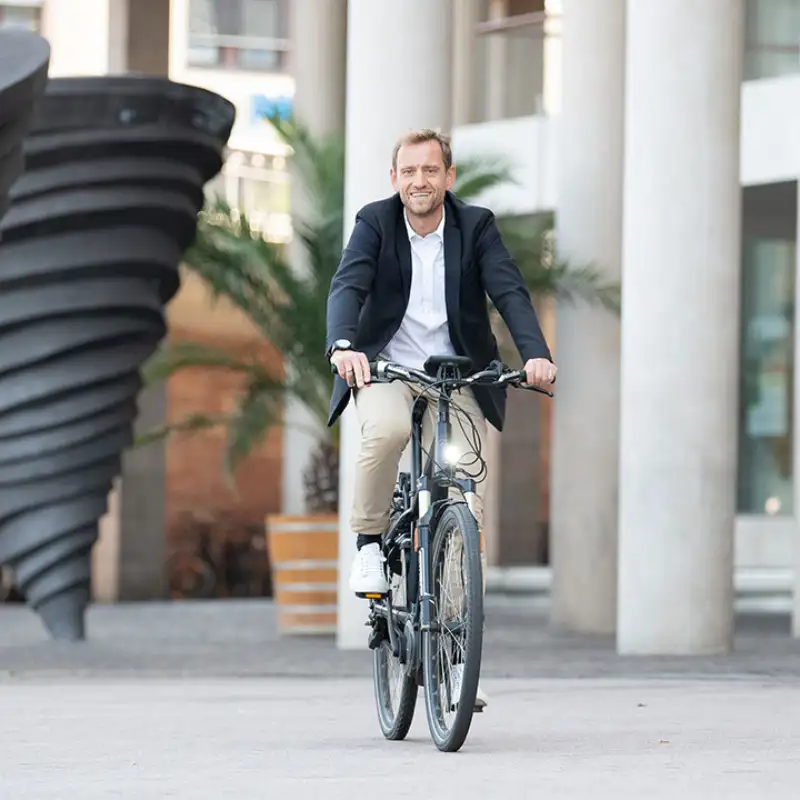 JobRad-Geschäftsführer Ulrich Prediger fährt Fahrrad frontal JobRad-Geschäftsführer Ulrich Prediger fährt Fahrrad frontal