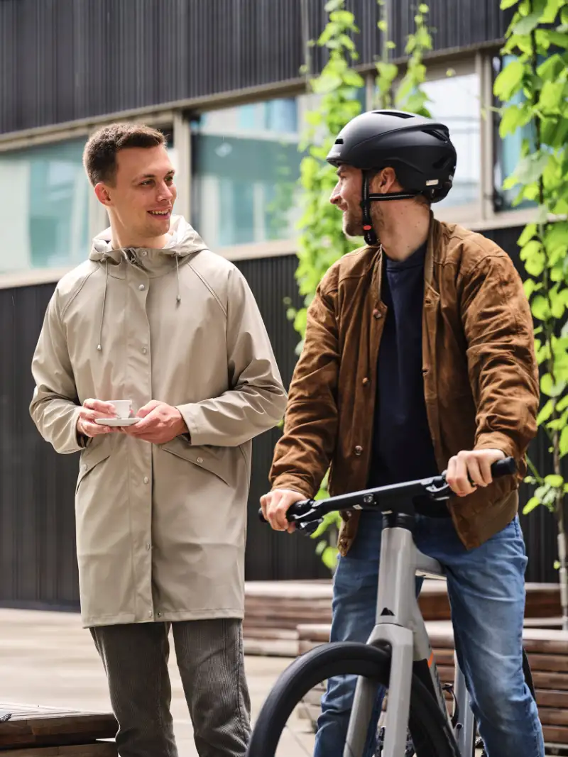 JobRad-Mitarbeiter am Campus mit Fahrrad und Kaffee JobRad-Mitarbeiter am Campus mit Fahrrad und Kaffee