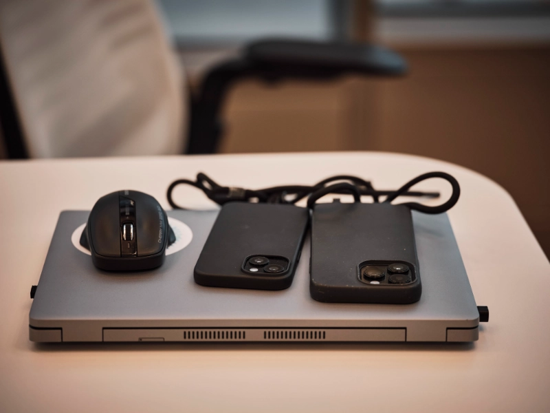 Laptop mit 2 Handys und Computermaus Laptop mit 2 Handys und Computermaus