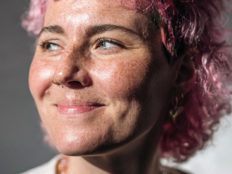 Frau mit pinken kurzen Haaren freut sich auf die Eurobike 2025 Frau mit pinken kurzen Haaren freut sich auf die Eurobike 2025