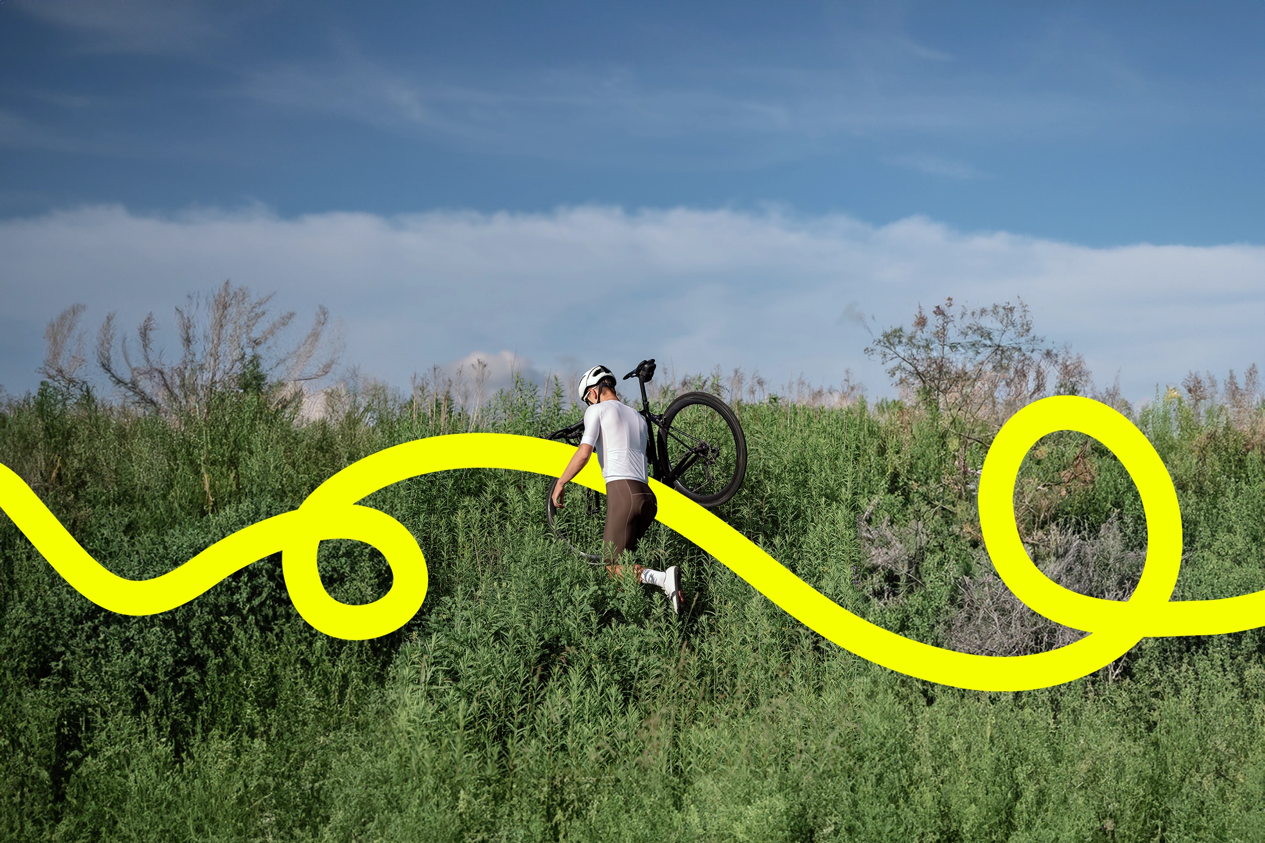 Radler trägt sein Gravelbike durchs Gestrüpp, eine gelbe JobRad Loop Linie kringelt sich durchs Bild Radler trägt sein Gravelbike durchs Gestrüpp, eine gelbe JobRad Loop Linie kringelt sich durchs Bild