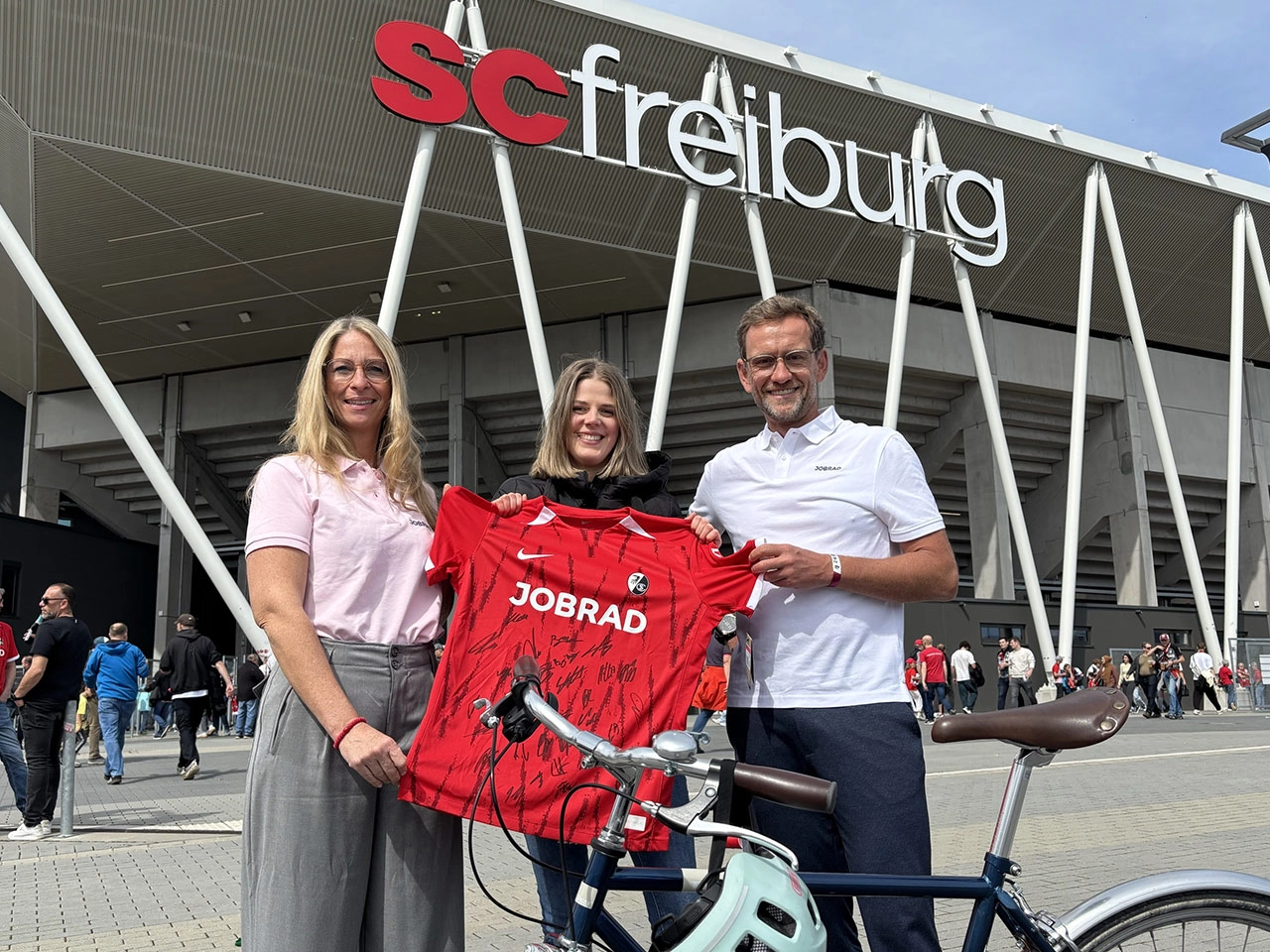 Sandra und Ulrich Prediger überreichen dem 200.000 Fahrrad-Fan ein SC-Trikot vor dem Europa-Park Stadion Sandra und Ulrich Prediger überreichen dem 200.000 Fahrrad-Fan ein SC-Trikot vor dem Europa-Park Stadion